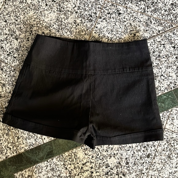 Black shorts - Picture 2 of 2